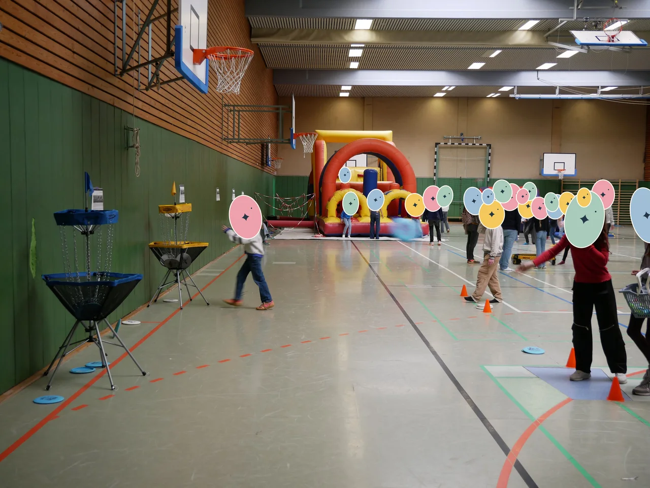 Disc-Golf und weitere Spiele beim Clara-Schulfest; Gesichter sind grafisch verdeckt.