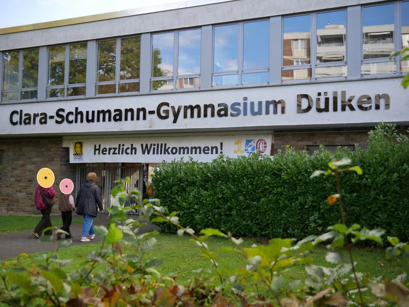 Besucherinnen und Besucher vor dem Eingang des Clara-Schumann-Gymnasiums Dülken.