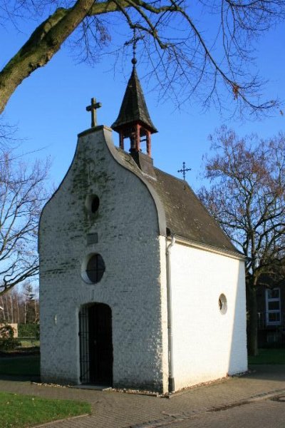 Luciakapelle in Boisheim mit geschwungenem Giebel, rundem Fenster und kleinem Dachreiter