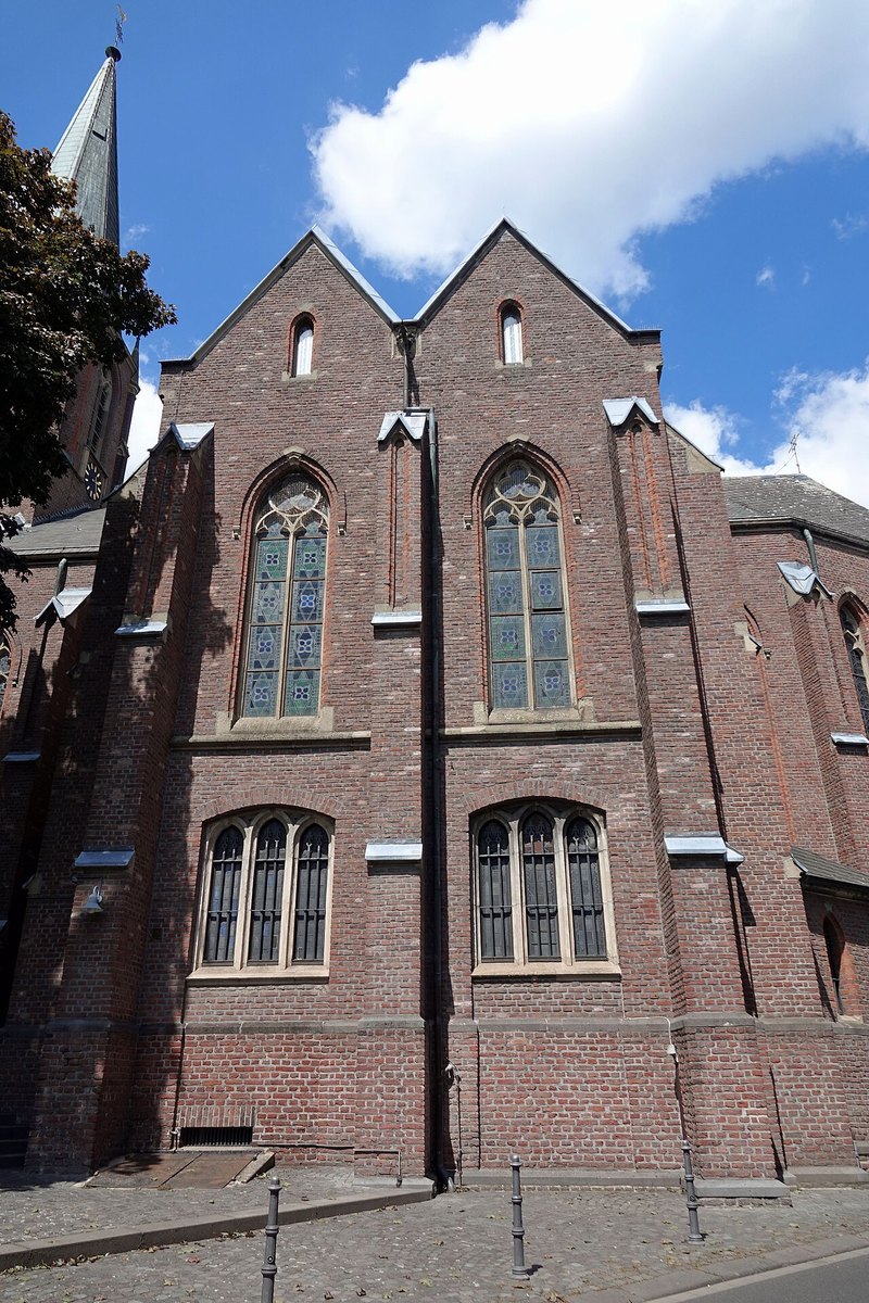 Zwei hohe Spitzbogenfenster, helle Steinrahmen und zwei Backsteingiebel an St. Peter in Boisheim