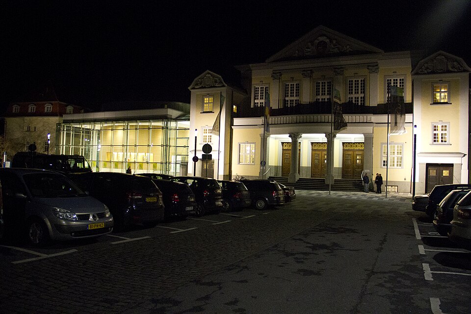 Beleuchtete Festhalle Viersen am Abend mit dem angrenzenden Glasbau