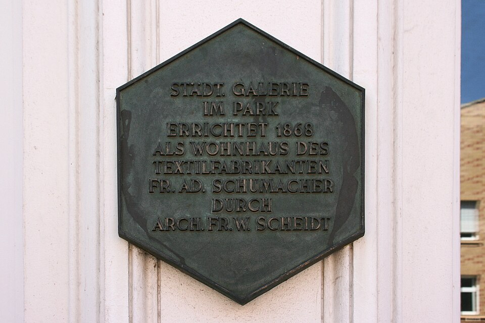 Bronzene Bautafel an der Galerie im Park mit der Jahreszahl 1868