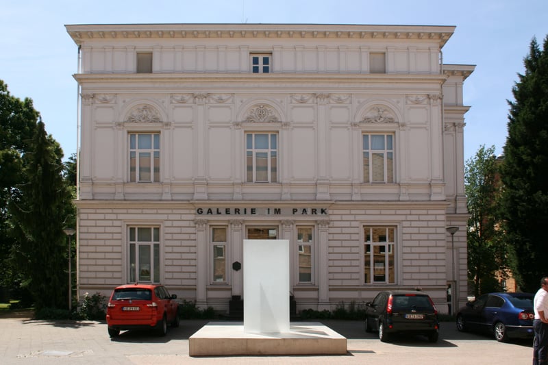 Städtische Galerie im Park in Viersen mit ihrer weißen Fassade