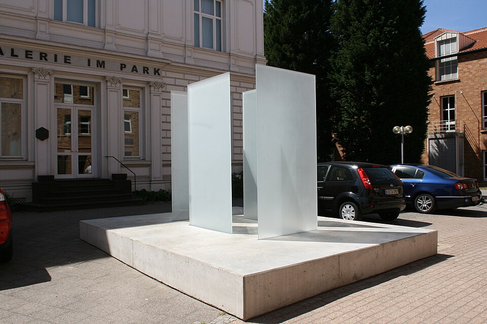 Weiße geometrische Skulptur vor dem Eingang der Galerie im Park