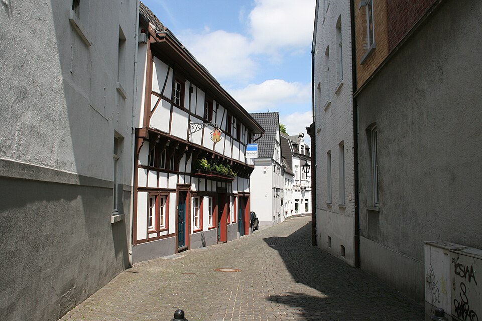 Fachwerkhaus des Heimatmuseums an der Propsteistraße links im Bild