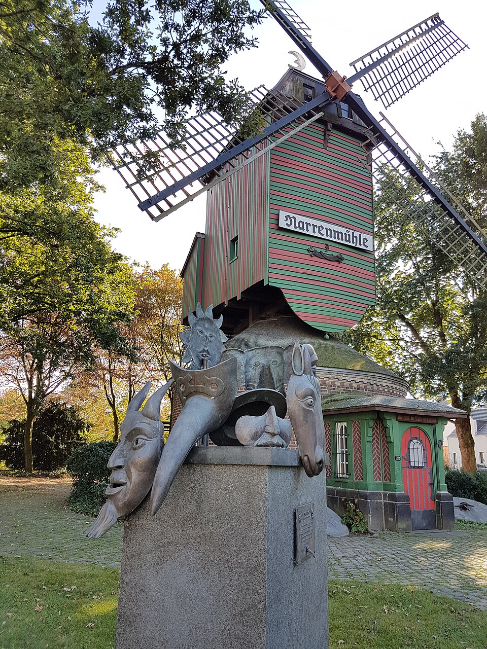 Maskenreigen von Franz Weidinger vor der grünen Narrenmühle in Dülken