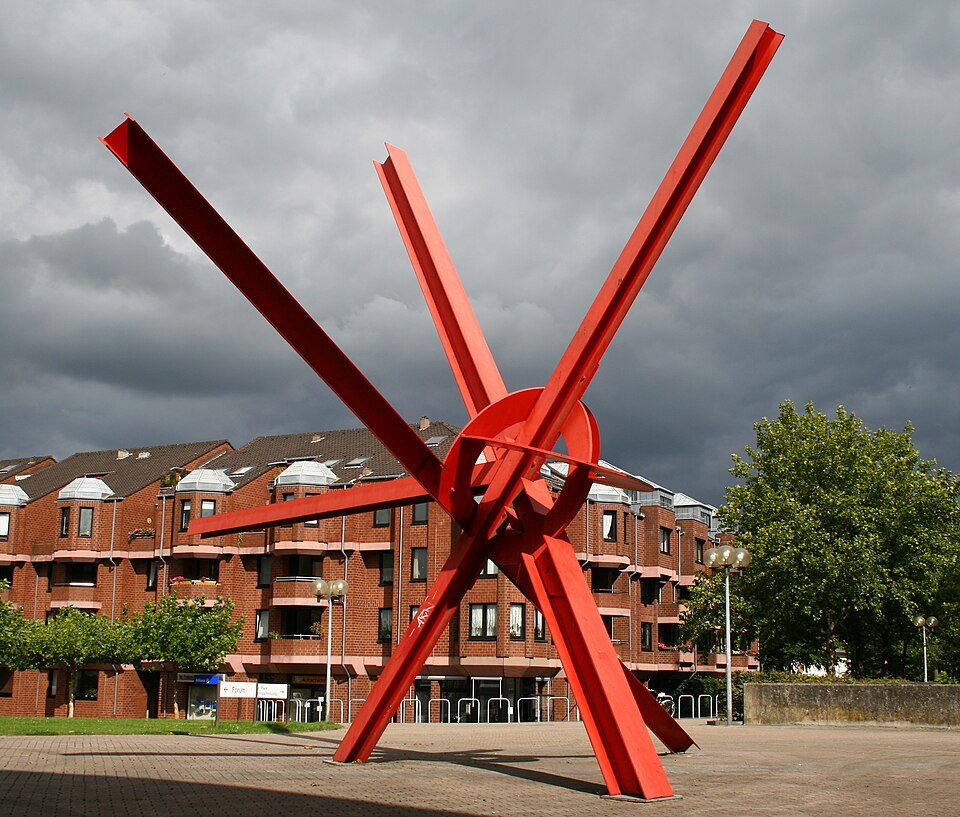 Rote Stahlskulptur New Star von Mark di Suvero im Viersener Skulpturenpark