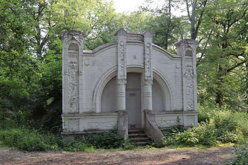 Verzierte steinerne Fassade des Wassererdbehälters auf den Süchtelner Höhen zwischen Bäumen