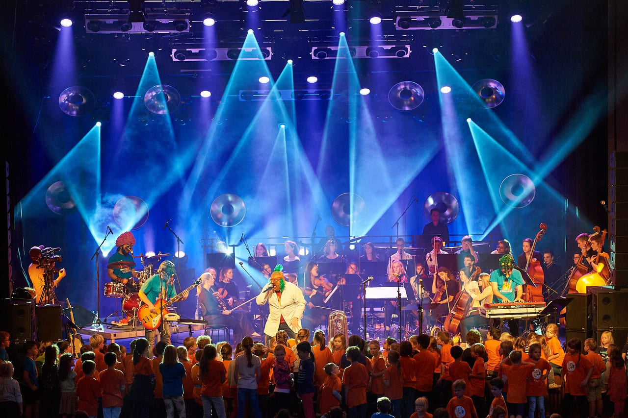Bühne mit Band und Publikum am Abend