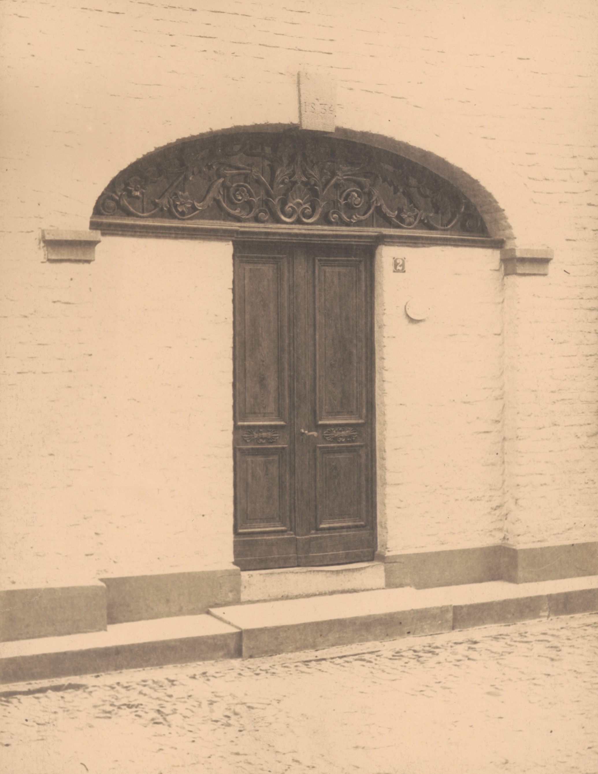 Originalfotografie einer hölzernen Doppeltür mit geschwungenem Oberlicht und Hausnummer 2 an der Probsteistraße in Süchteln, 1911.