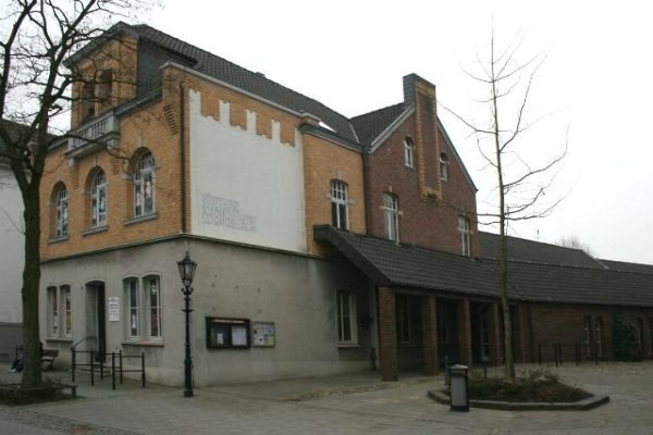 Das Weberhaus an der Hochstraße 10 in Süchteln mit hellen und dunklen Fassadenflächen, Fenstern und Eingangstüren.