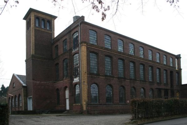 Backsteinfassade der ehemaligen Fabrik Goeters & Furmans an der Gereonstraße 75 mit hohen Fensterreihen und einem Turm.