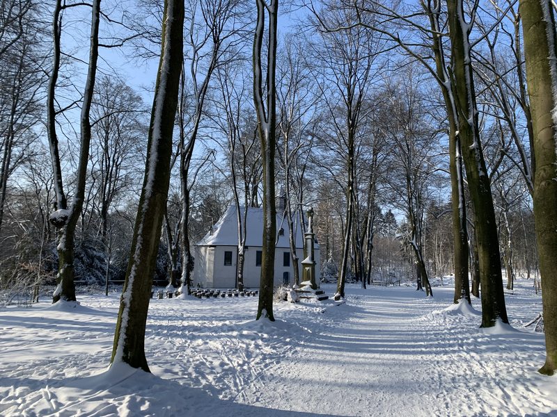 Die Irmgardiskapelle zwischen schneebedeckten Bäumen auf dem Heiligenberg in Süchteln