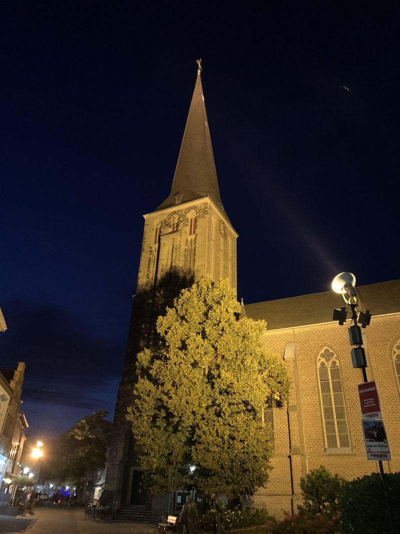 Der beleuchtete Turm von St. Clemens in Süchteln bei Nacht