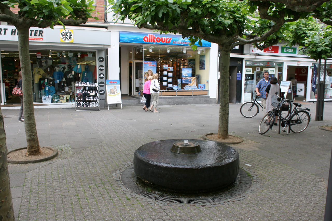Fußgängerzone mit Mühlsteinbrunnen in der Viersener Innenstadt